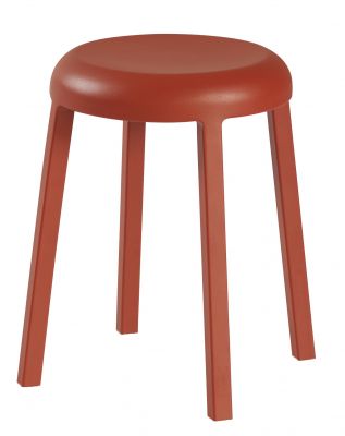 Nahaufnahme des Za Stool Hockers in Koralle von Emeco, ein moderner Designhocker mit drei Beinen.